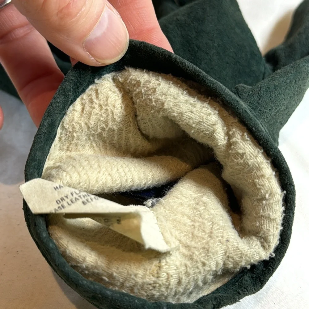 Vintage Land’s End green pig split suede gloves. Manmade lining. Women’s M.